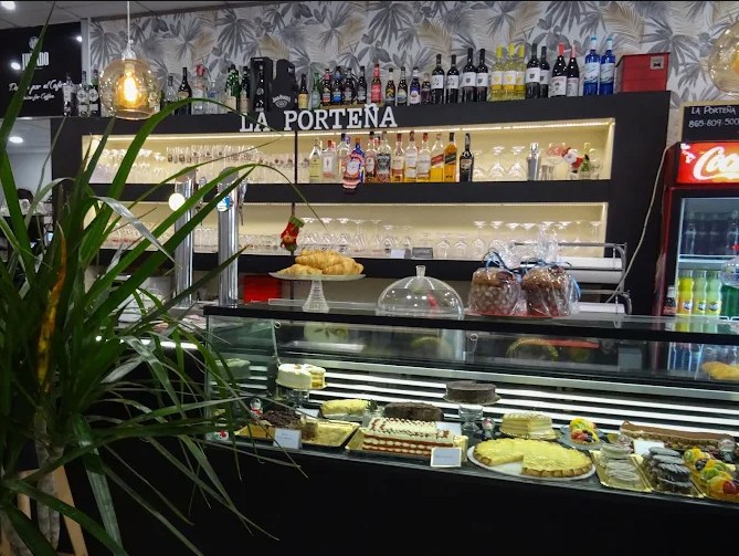 El mostrador de La Porteña con la vitrina de tartas y la barra