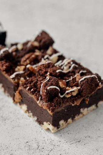 Brownie de chocolate con nueces y hilos de chocolate blanco
