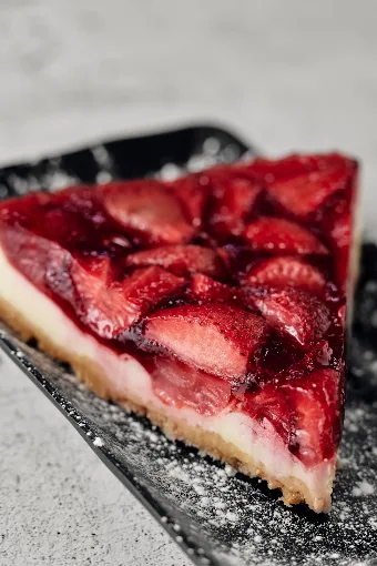 Porción de tarta de fresas con base de galleta