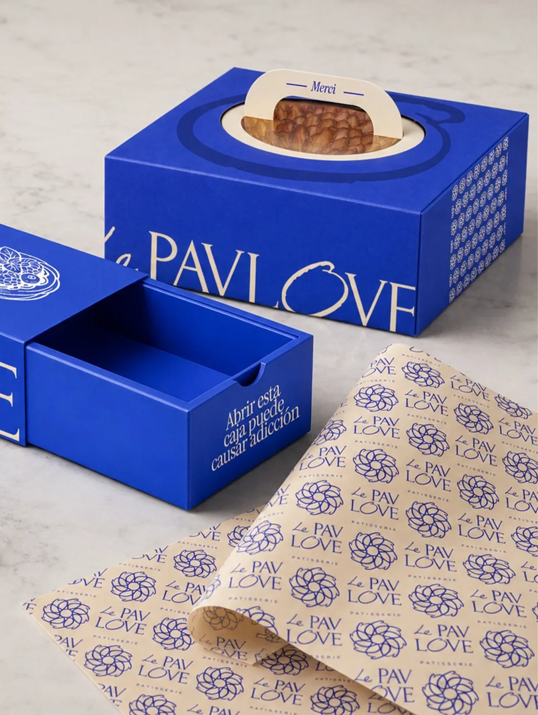 Cajas azules de Le Pavlove y papel de seda