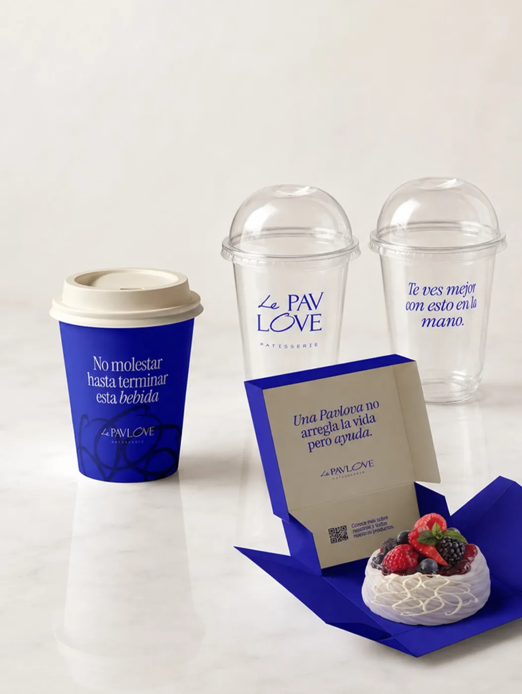 Vaso de café azul y vasos transparentes de Le Pavlove