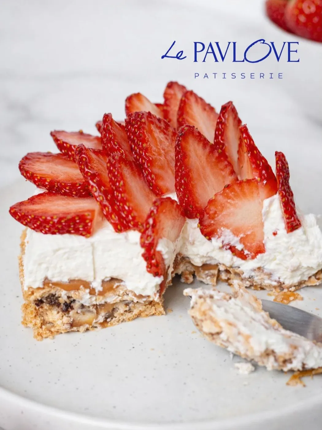 Corte de pavlova con merengue, nata y fresas