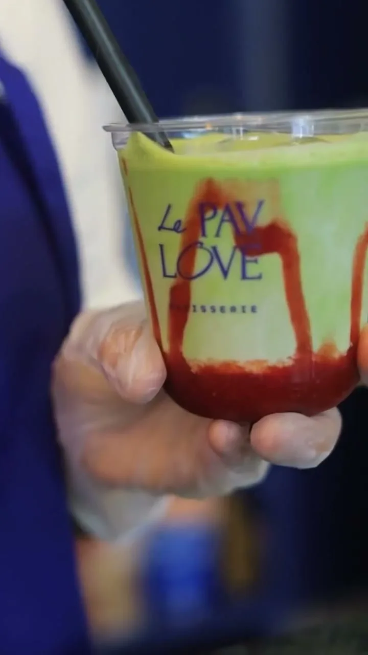 Iced matcha latte de fresa en vaso Le Pavlove